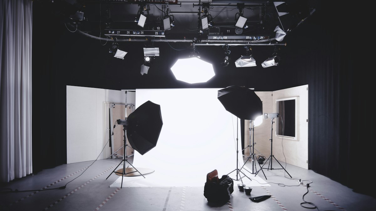 Estúdio fotográfico com fundo branco, softboxes e iluminação profissional