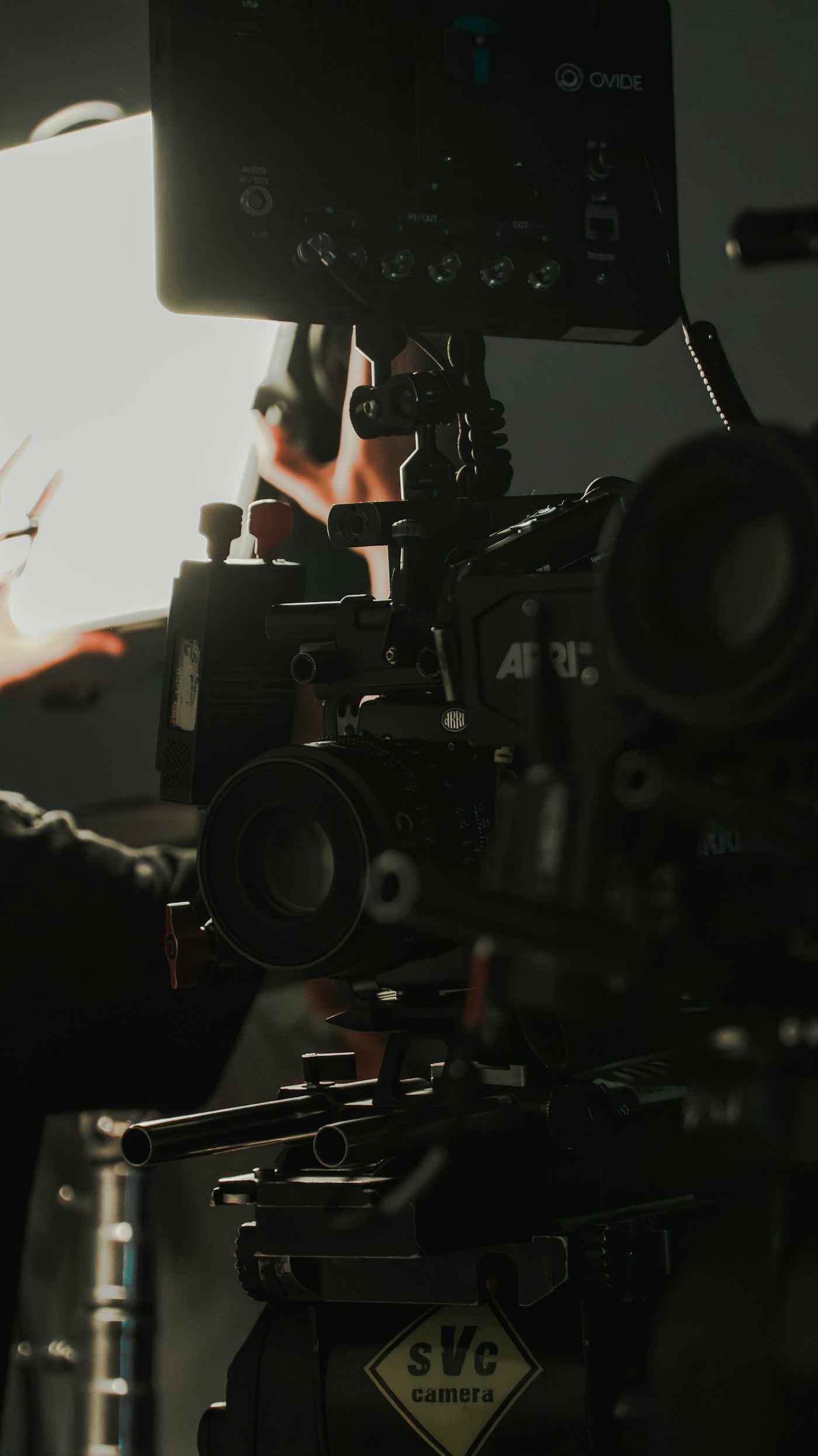 Câmera profissional de cinema em primeiro plano, iluminada por luz de estúdio