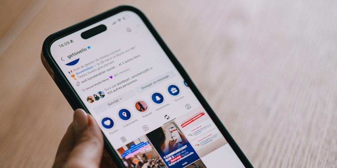 Detalhe de smartphone exibindo um perfil e seu feed em uma rede social